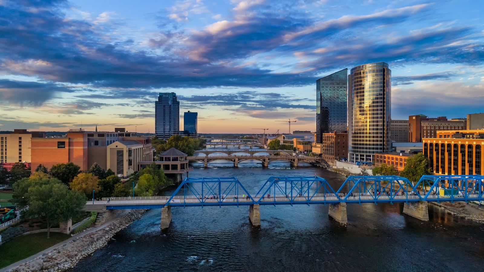 Commercial building cleaning and grounds care in Grand Rapids, MI